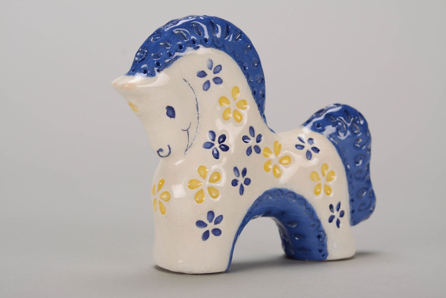 Глиняная лошадка с желтыми и голубыми цветами фото 3