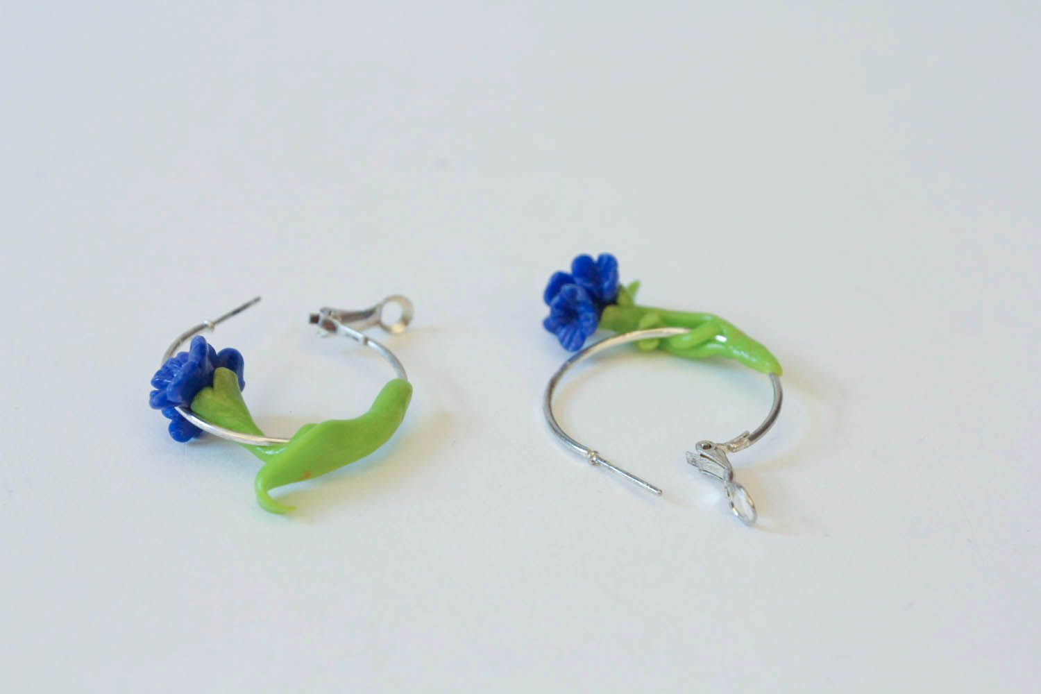 Blaue Ohrringe mit Blumen aus Polymerton foto 3