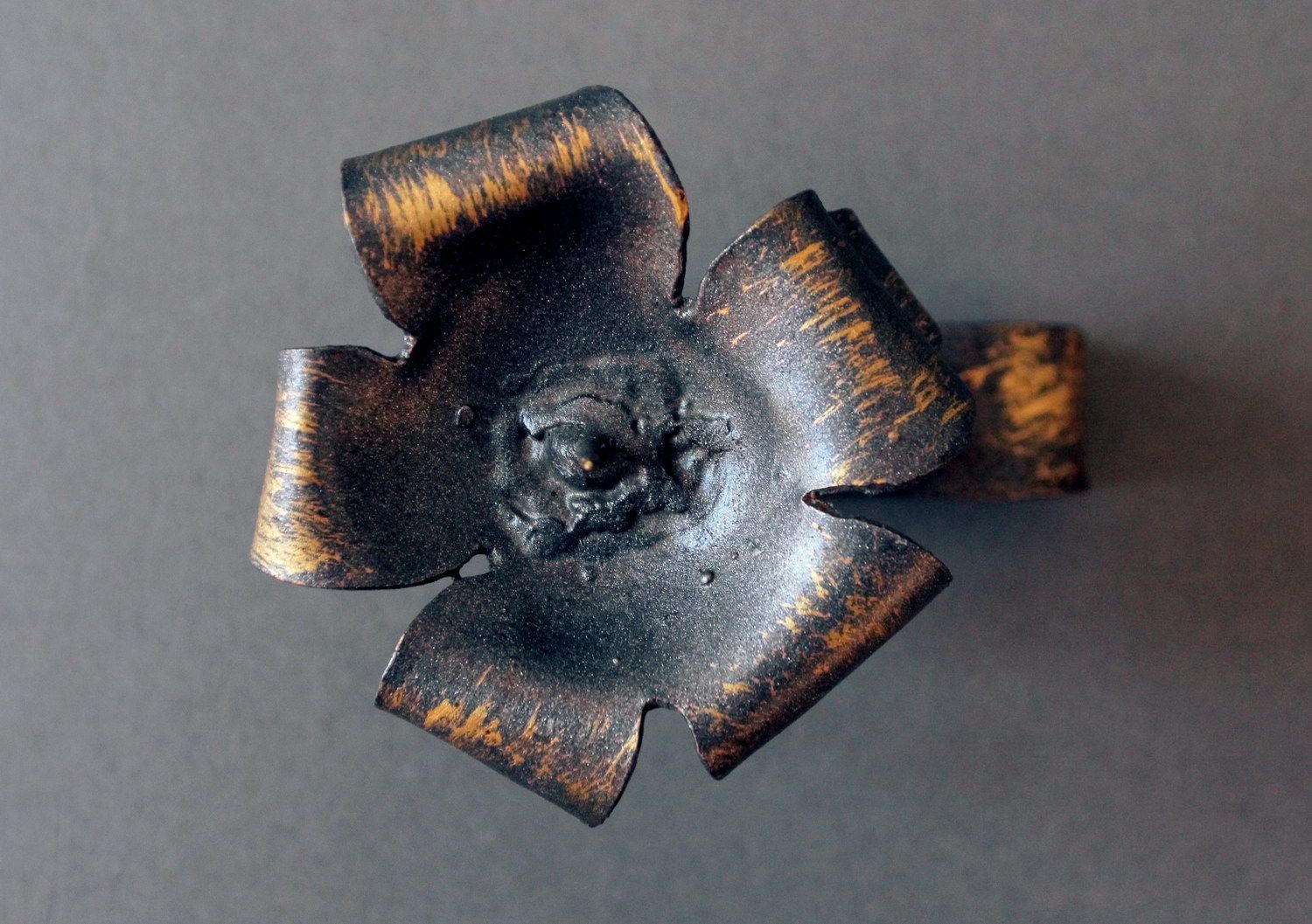 Bougeoir de métal forgé en forme de fleur  photo 3