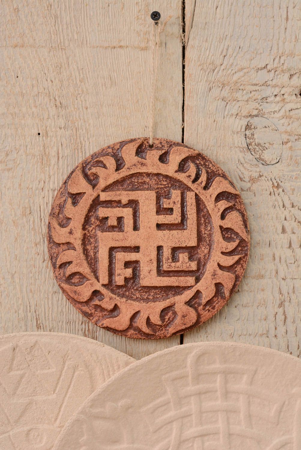 Prato decorativo talismã eslavo feito à mão de argila para decoração do interior em estilo étnico Marichka foto 3