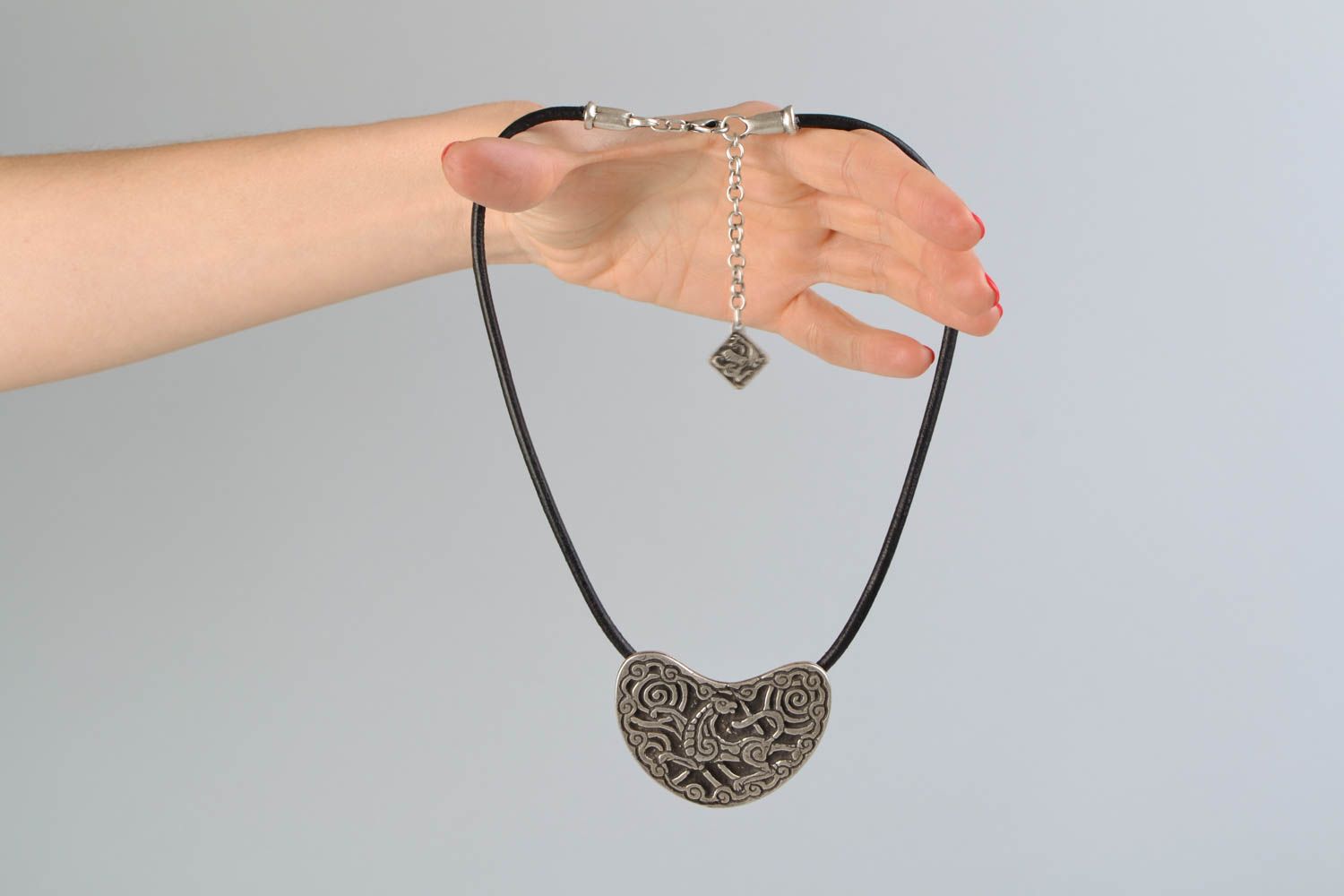 Collier en métal fait main original élégant avec cordon en cuir pour femme photo 2