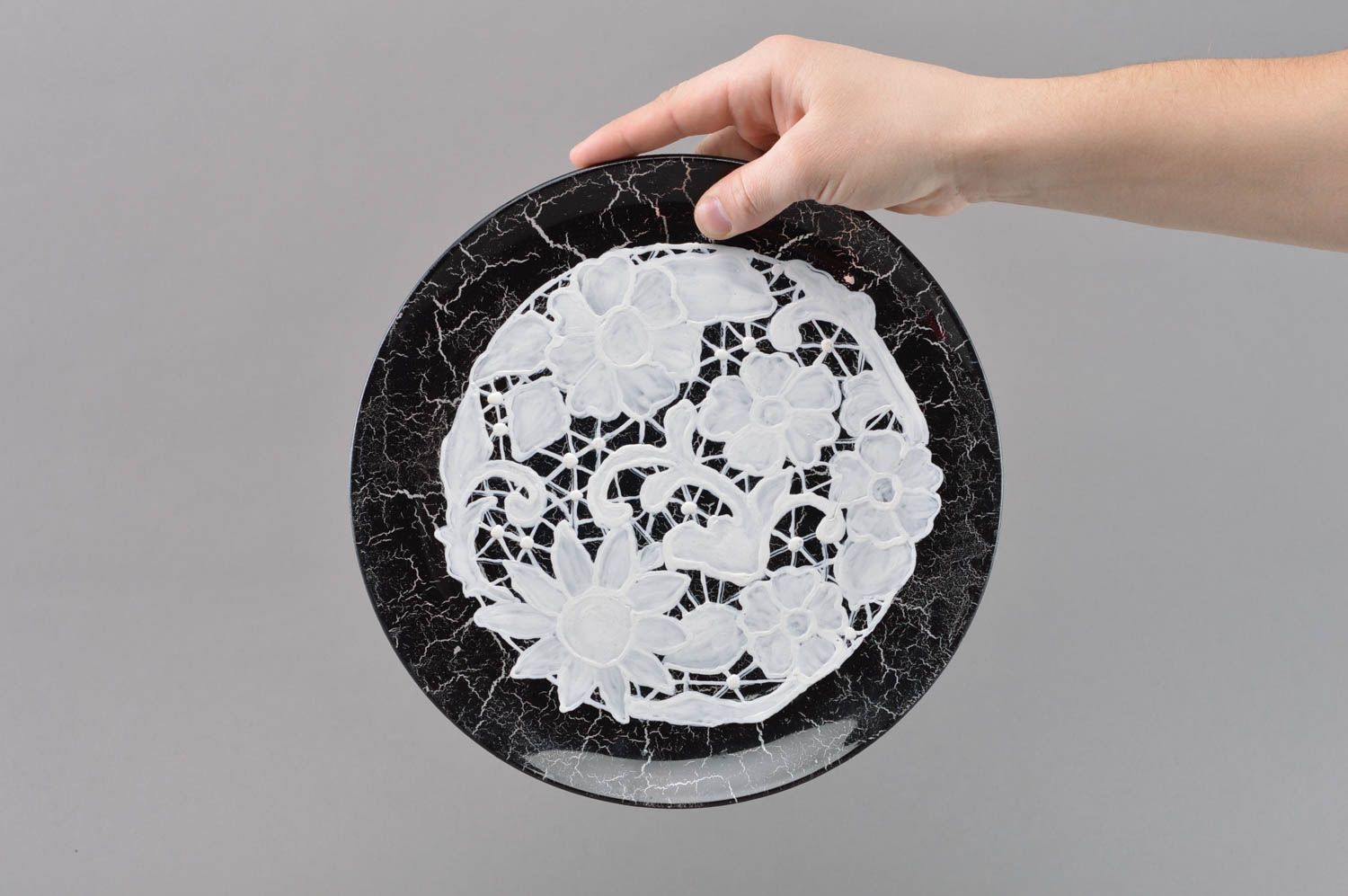 Assiette décorative de verre en serviettage ronde noir et blanc faite main photo 4