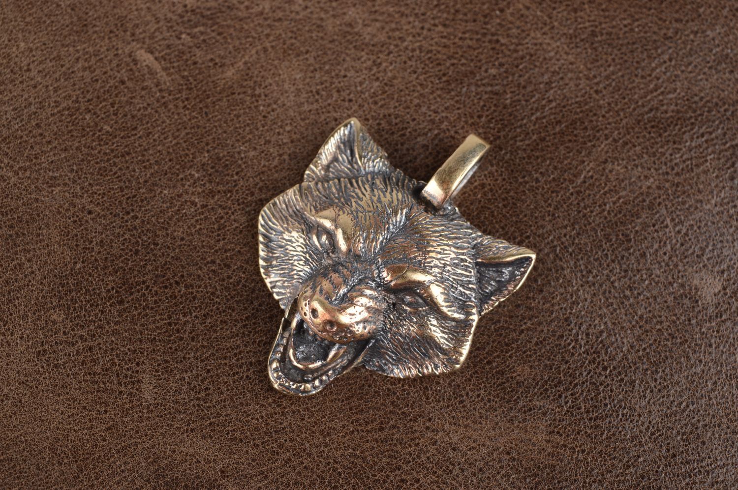 Pendentif métal Bijou fait main tête de loup Accessoire femme Cadeau insolite photo 1