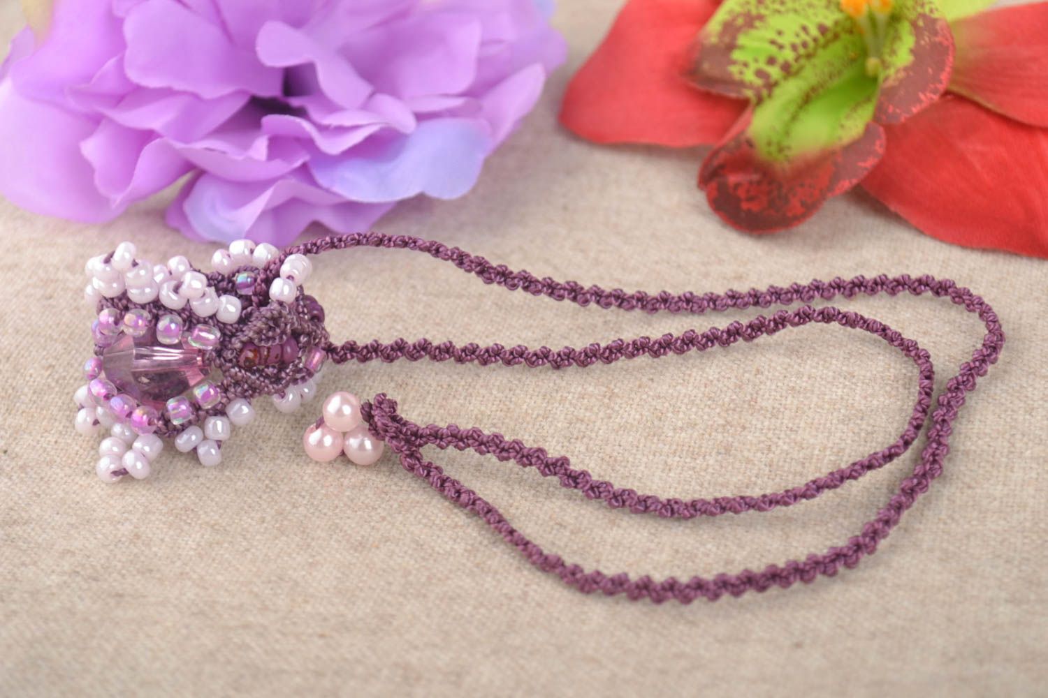 Pendentif fantaisie Bijou fait main violet fils perles macramé Cadeau original photo 1