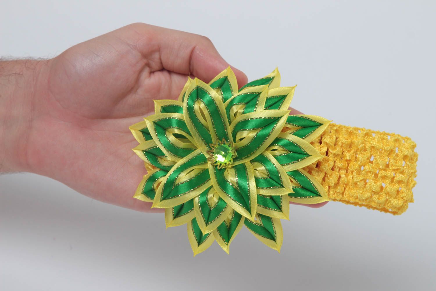 Оригинальная детская повязка с цветком из атласа ручной работы Зеленый лимон фото 5