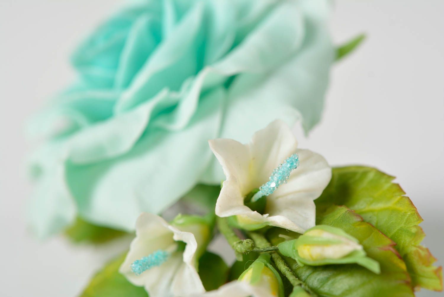 Pasador de pelo con flores de arcilla polimérica con hojas artesanal azul verde foto 4