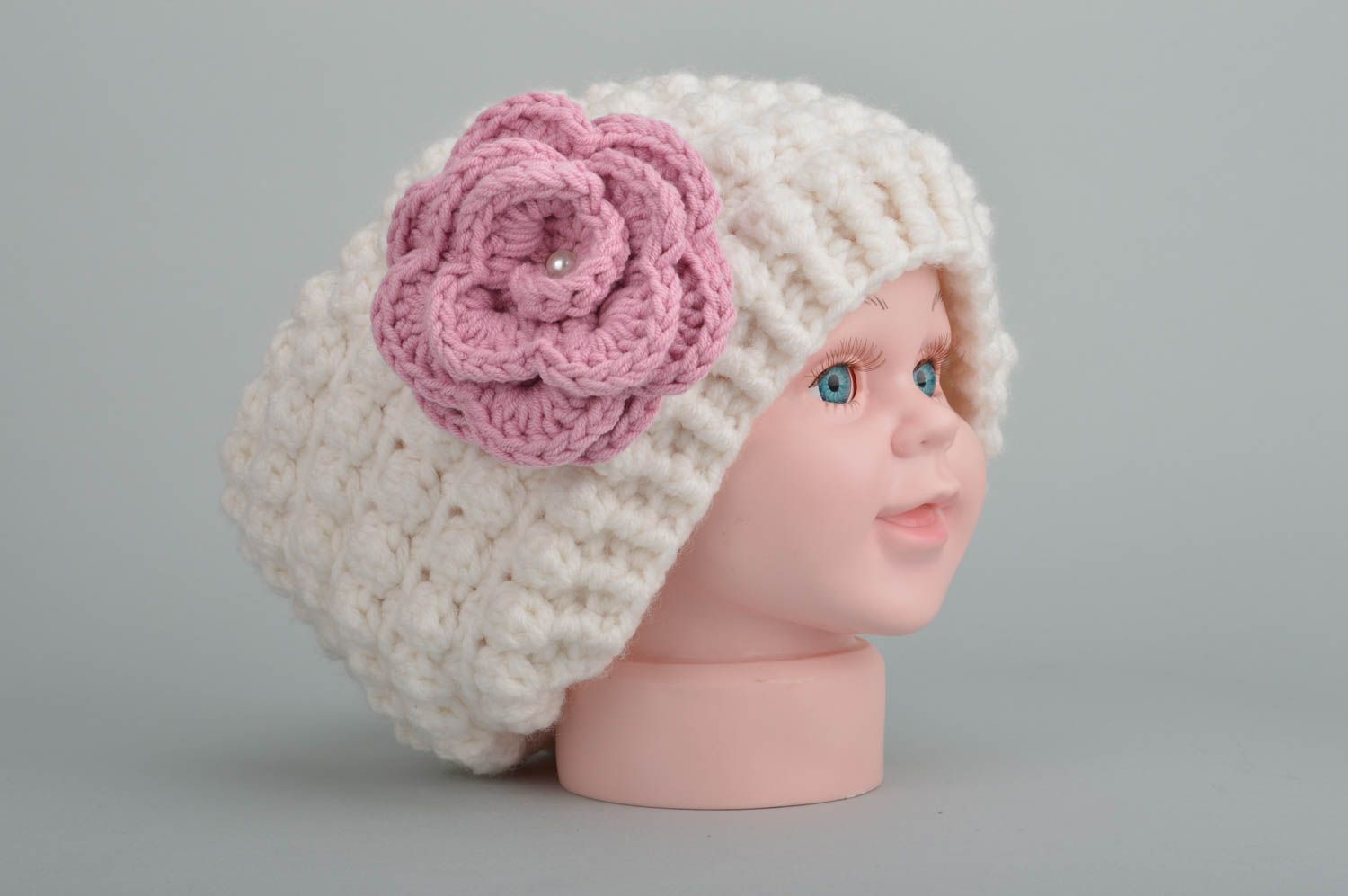 Вязаная шапка для девочки крючком белая с розовым красивая теплая ручной работы фото 5