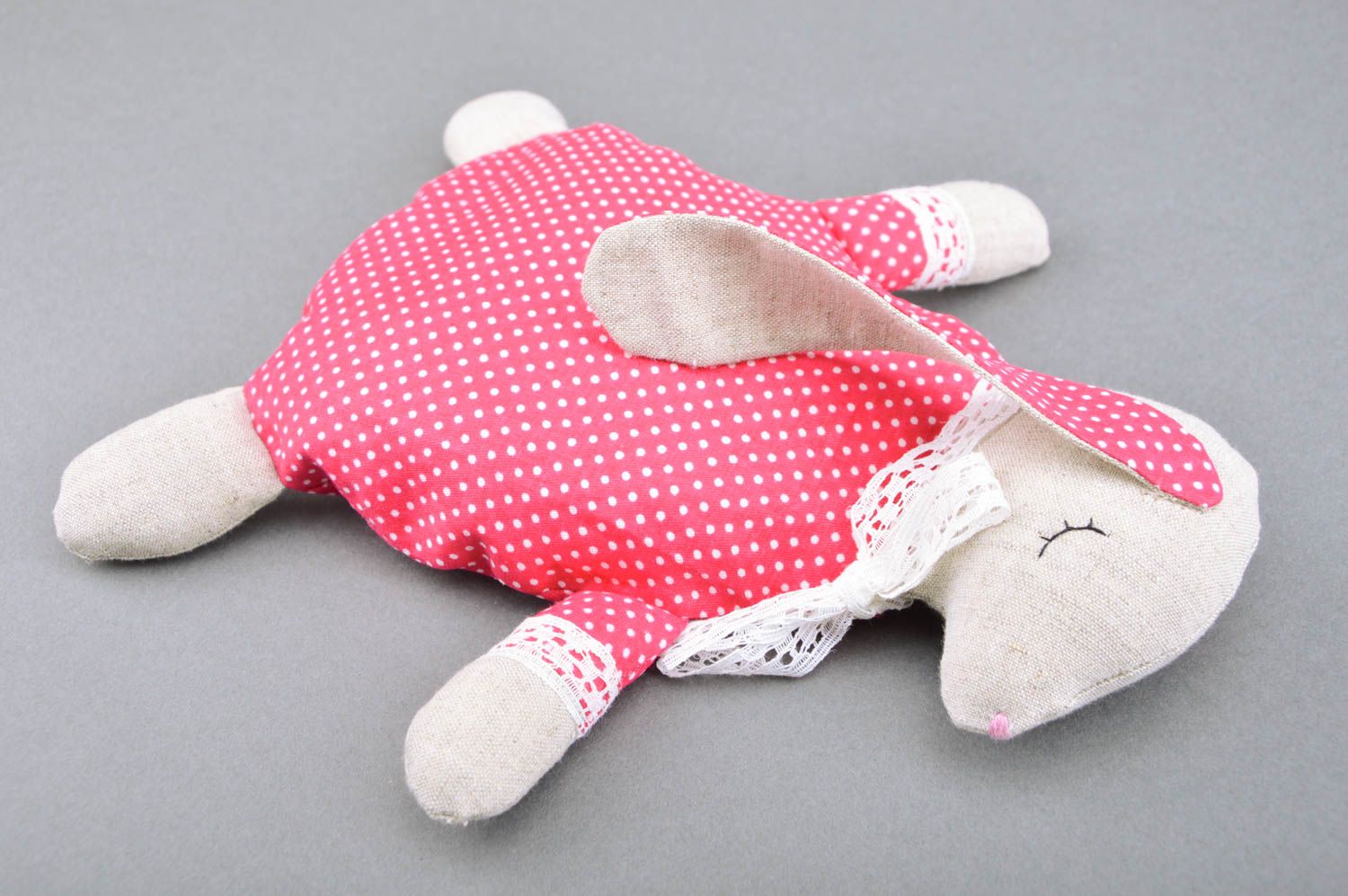 Розовая детская игрушка грелка с вишневыми косточками в виде зайчика ручной работы фото 5
