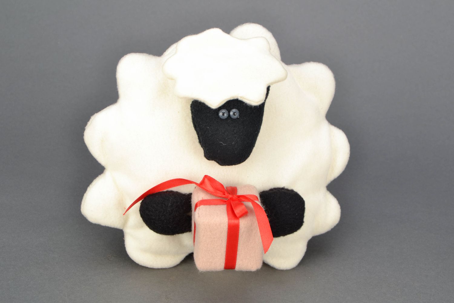 Мягкая игрушка из фетра в виде овечки фото 2