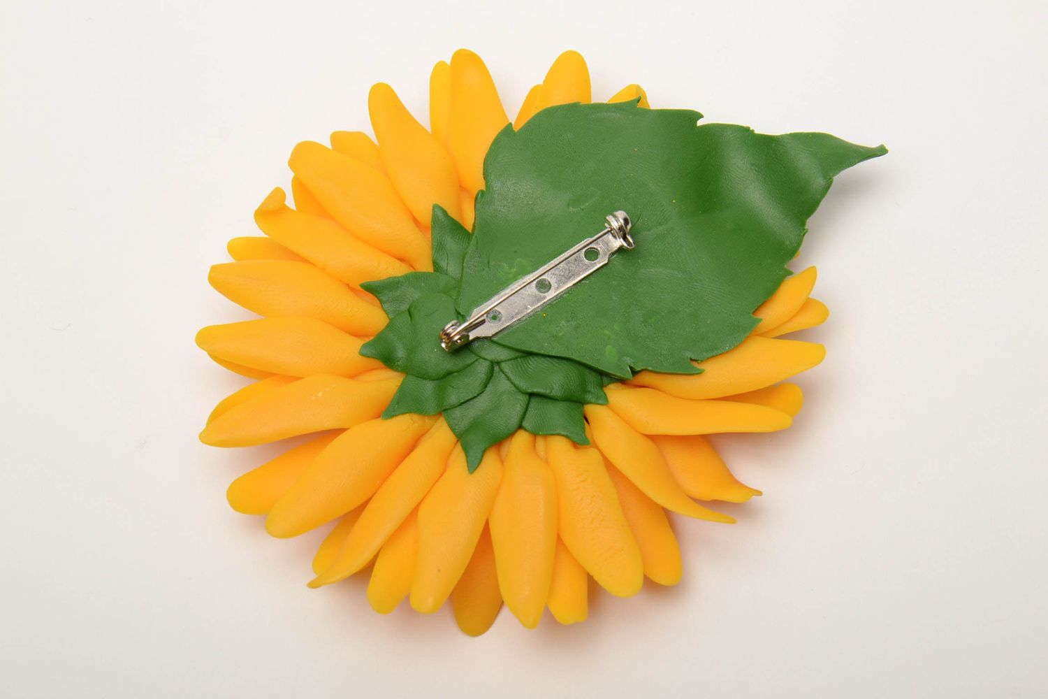 Broche en pâte polymère en forme de fleur photo 4