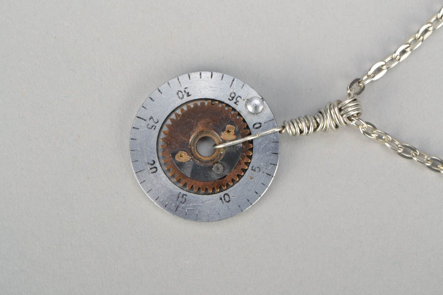 Conjunto de jóias com mecanismos pulseira e pingente numa corrente foto 4