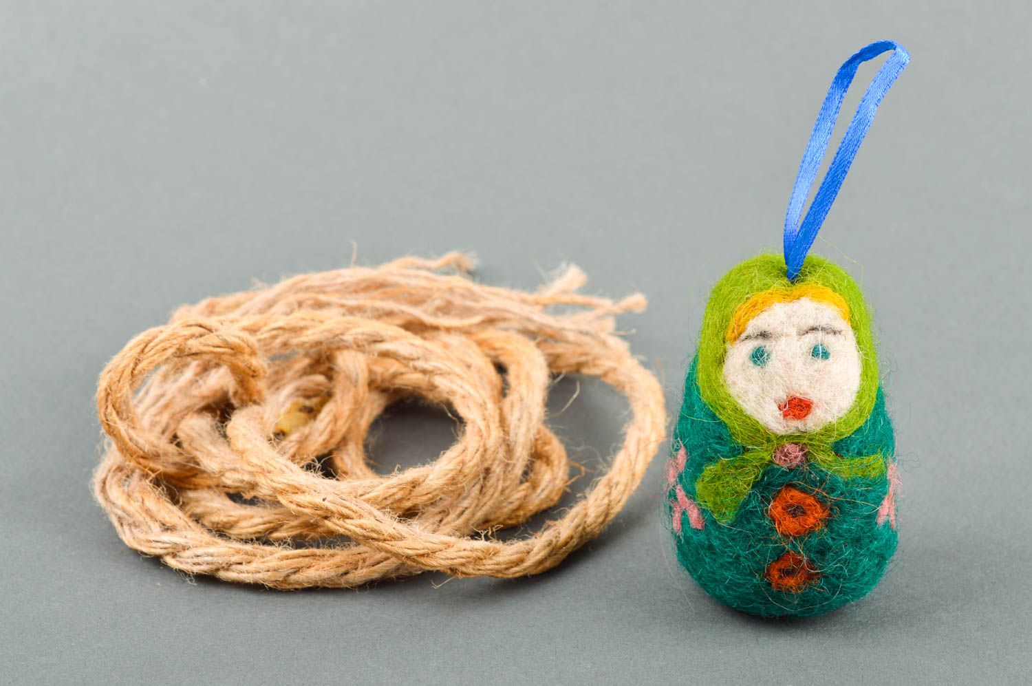 Poupée en laine feutrée Jouet fait main à suspendre Cadeau enfant original photo 1