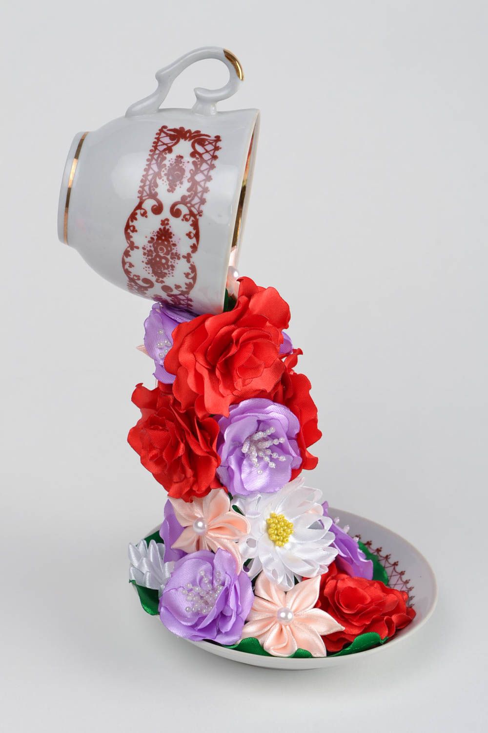 Летающая чашка с цветами из атласных лент проливашка ручной работы авторская фото 4