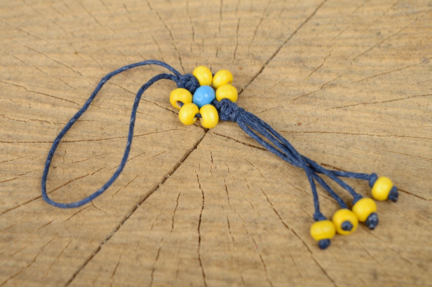Beau porte-clé jaune en lacet avec perles en bois fait main technique macramé photo 1