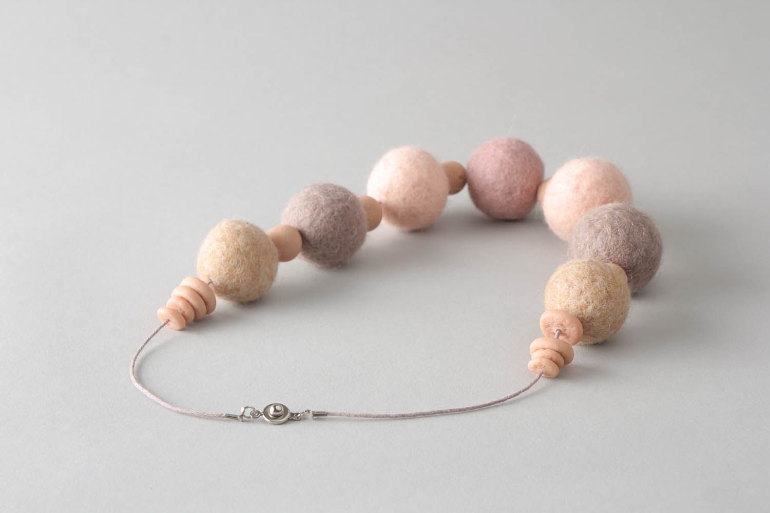 Handgemachte Perlenkette aus Filz und Wolle foto 3