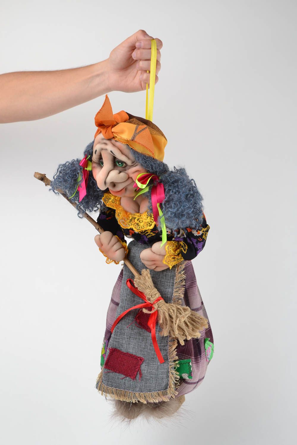 Капроновая игрушка Баба яга с петелькой необычная декоративная ручной работы фото 2