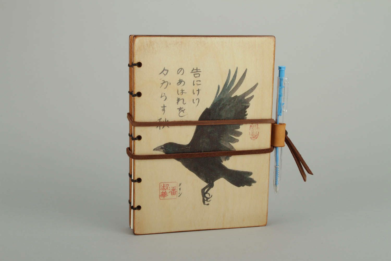 El bloc de notas de diseño hecho a mano El cuervo de Oriente foto 3