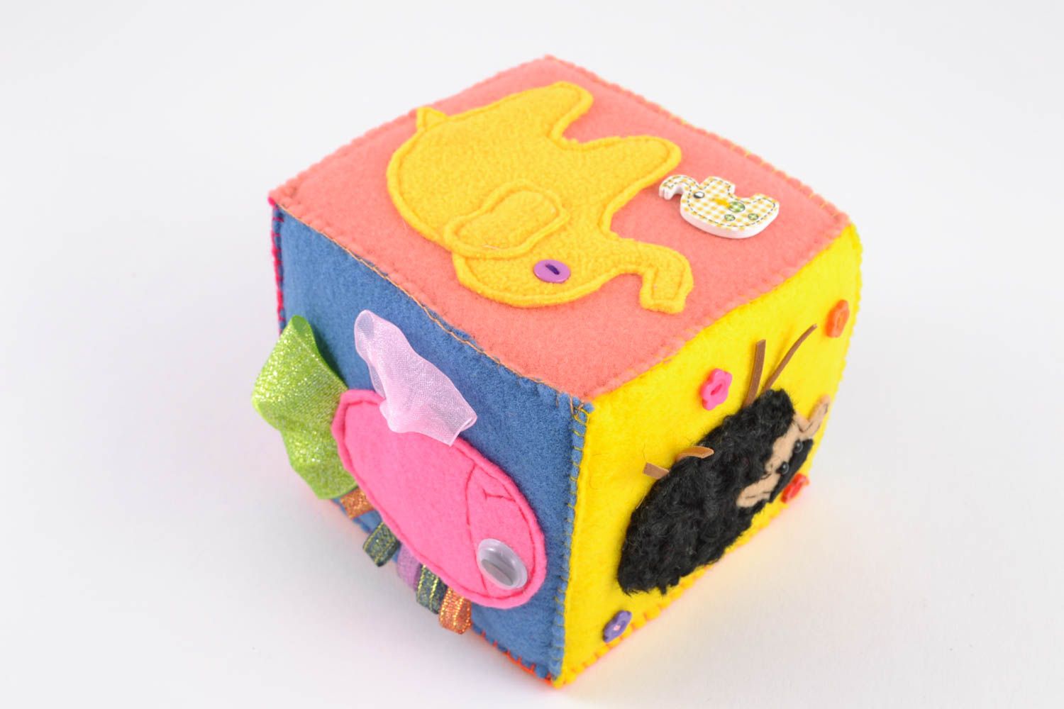 Educational cube toy made of felt with animals photo 2