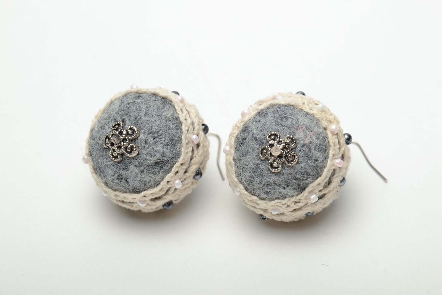 Boucles d'oreilles en laine rondes Sphère ajourée faites main photo 3