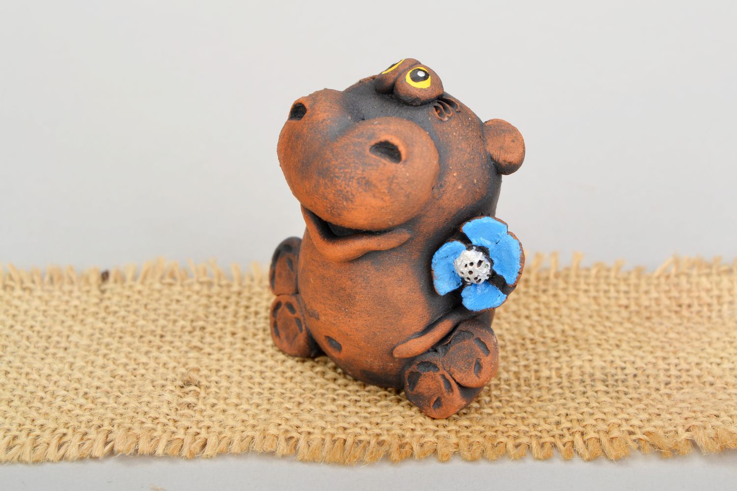 Figura de cerámica Hipopótamo con flor foto 1