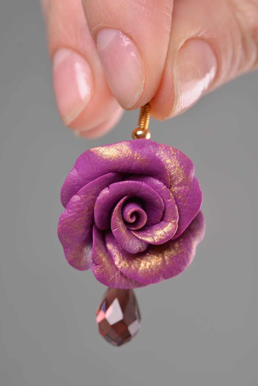 Handgemachte Vintage Rosen Ohrringe aus Polymerton in Lila für schicke Frauen   foto 2