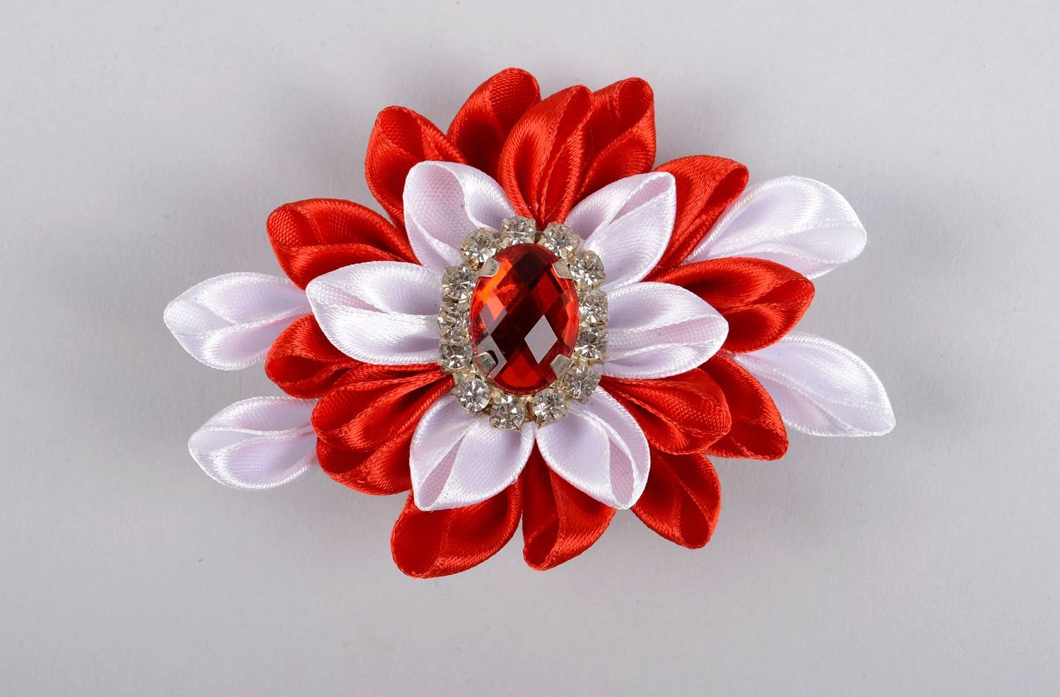 Handmade Blumen Brosche zierlicher Schmuck Accessoire für Frauen aus Textil  foto 3