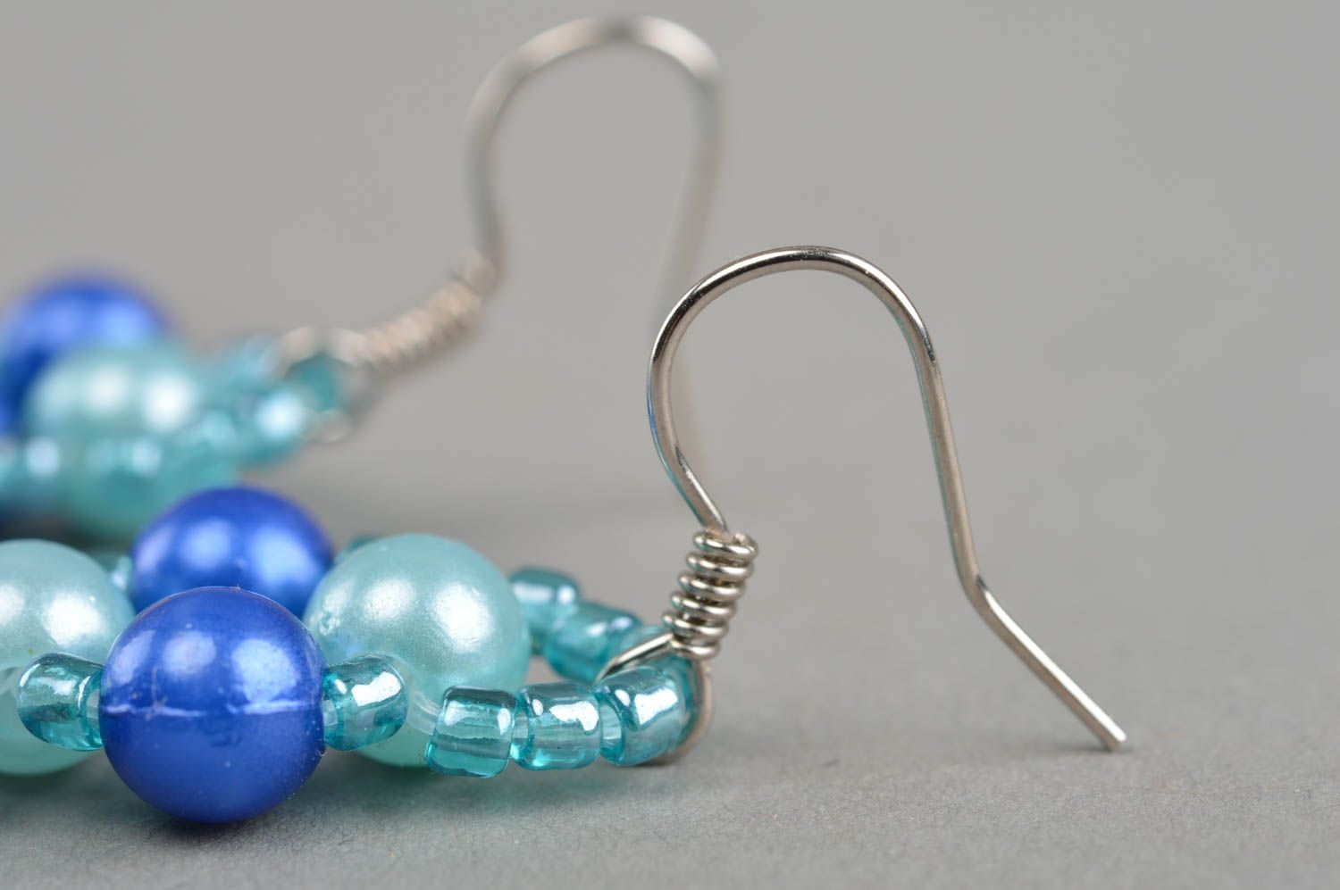 Handmade Ohrringe aus Glasperlen und Perlmutt Kugeln für Kleid in blauem Farbton foto 4