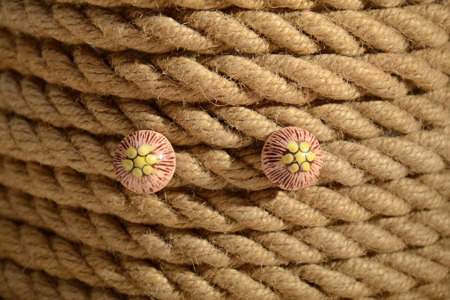 Beige runde kleine handmade Ohrstecker aus Ton mit farbiger Bemalung für Damen   foto 1