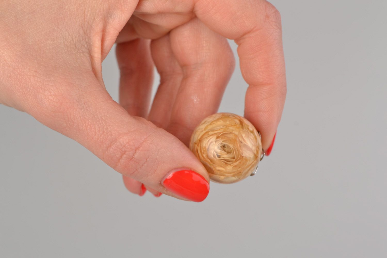 Кулон с розой внутри под эпоксидной смолой ручной работы круглый в виде шарика фото 2