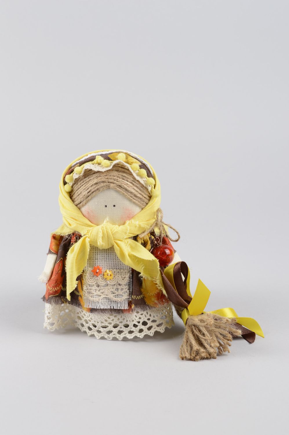 Маленькая кукла ручной работы тряпичная игрушка крупеничка народная кукла фото 1