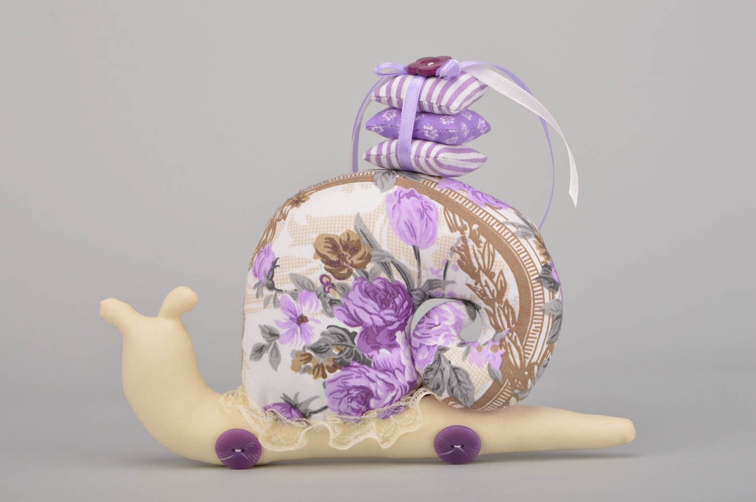 Peluche décorative escargot avec coussins en tissu beige violette faite main photo 4