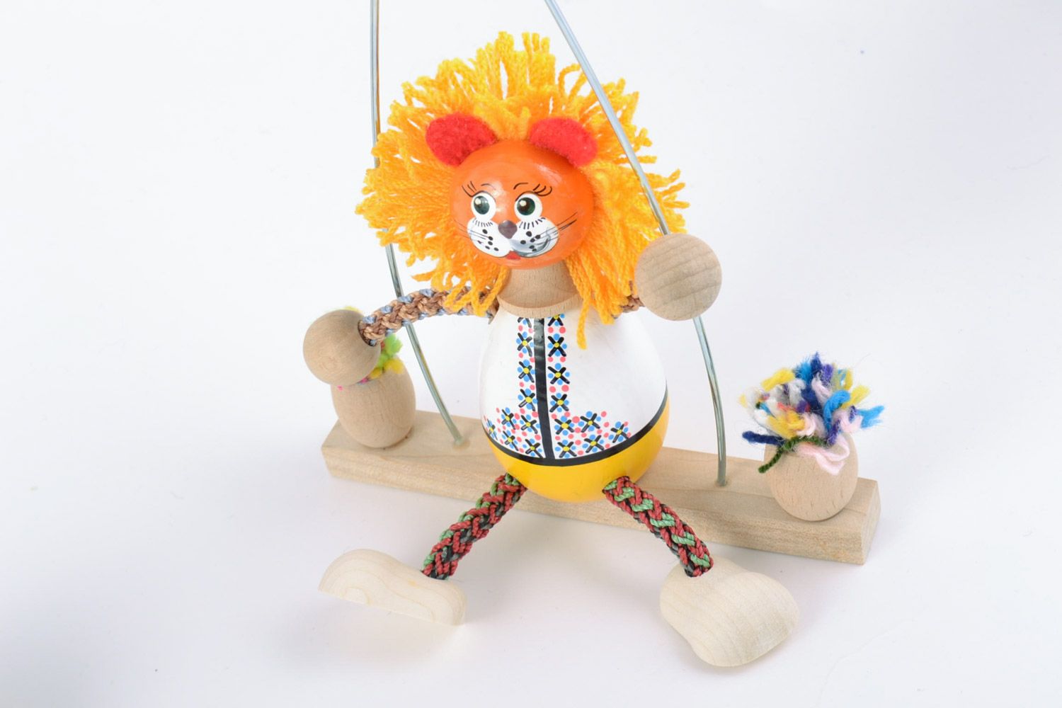 Авторская подвесная деревянная игрушка с росписью ручной работы Лев на качелях фото 4