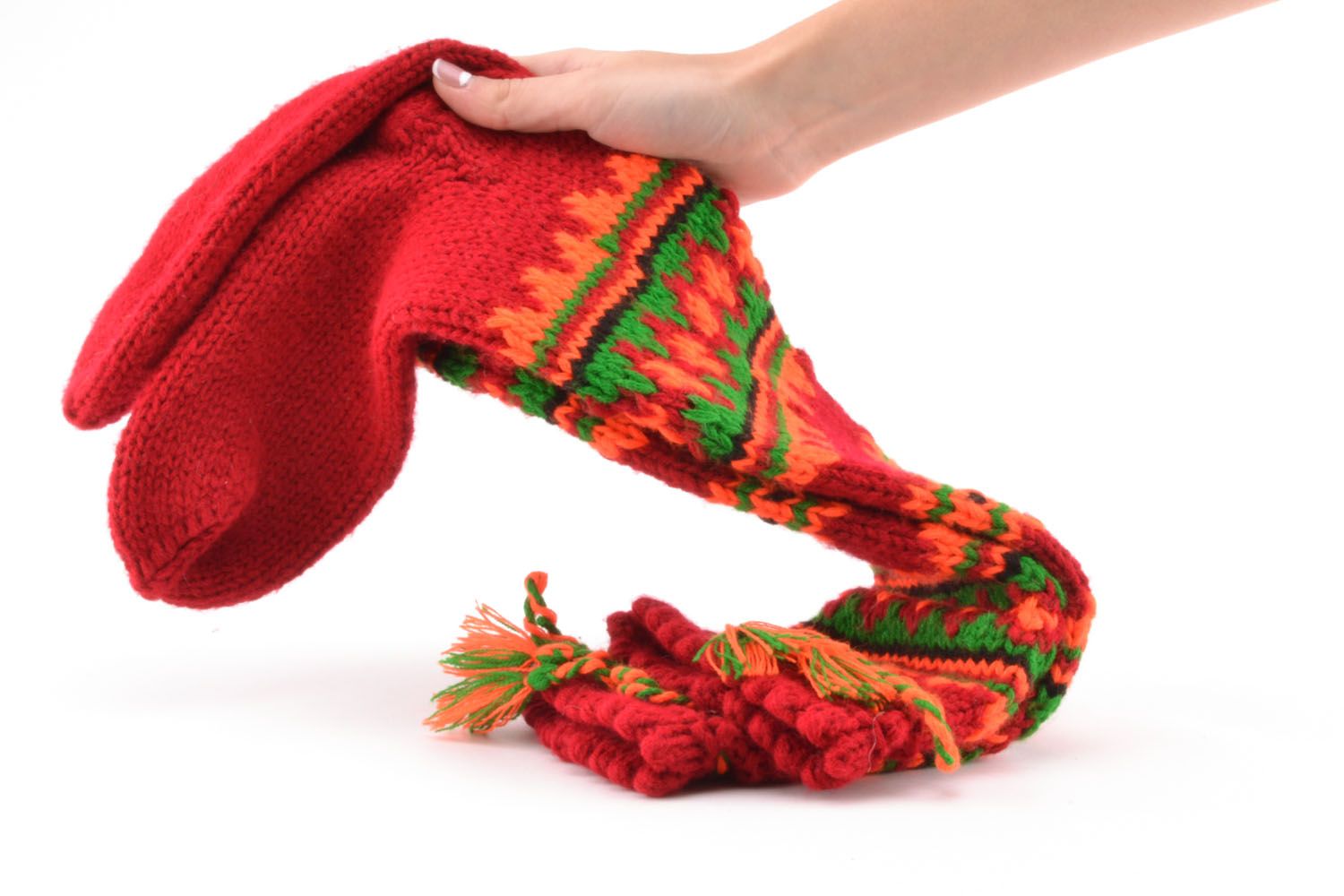 Rote selbstgestrickte Socken aus Wolle mit Ornament  foto 5
