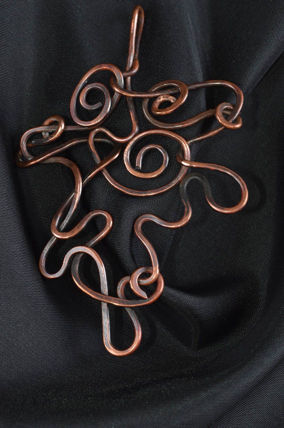 Pendentif torsadé en cuivre abstrait fait main bijou original pour femme photo 1