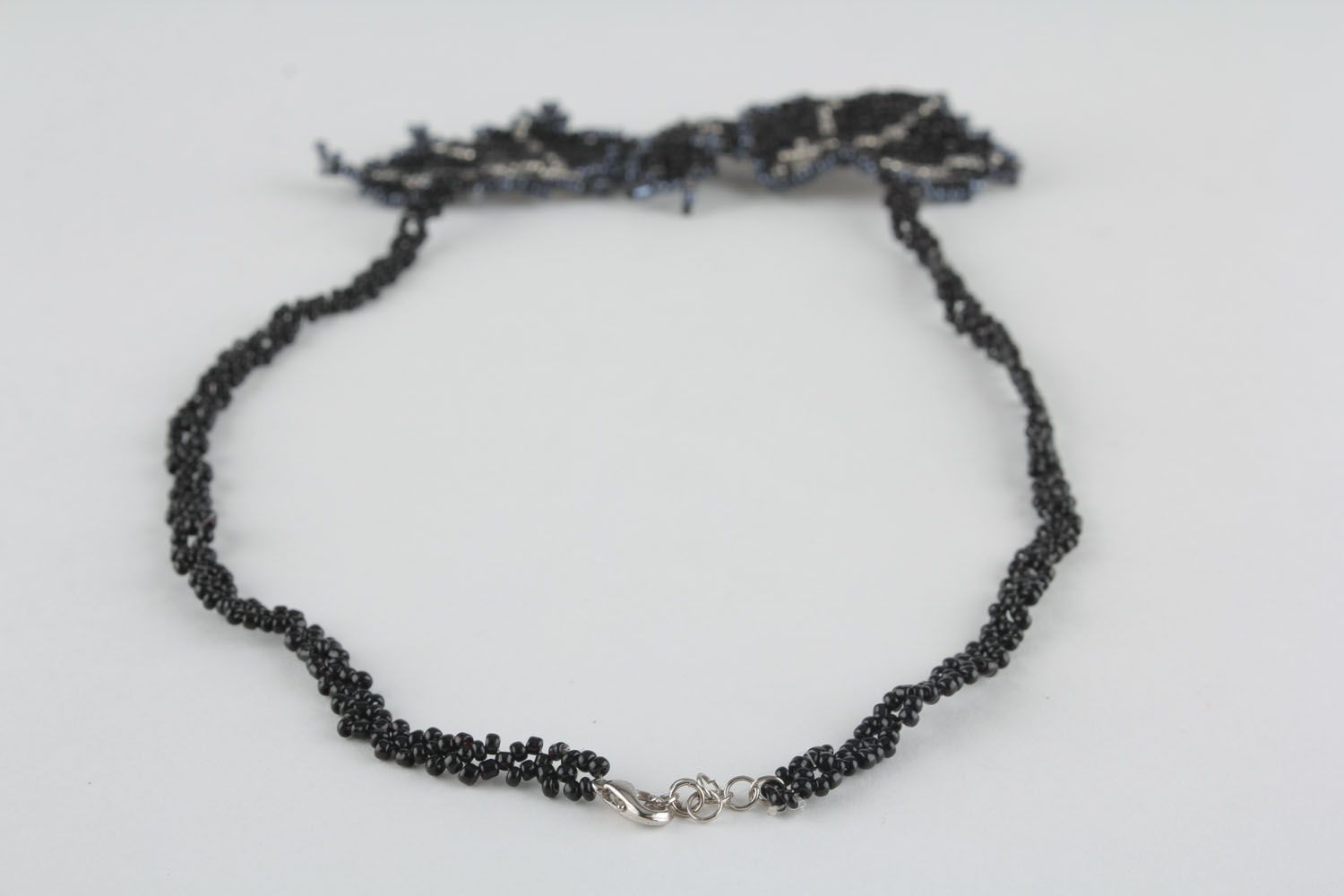Black beaded necklace photo 2