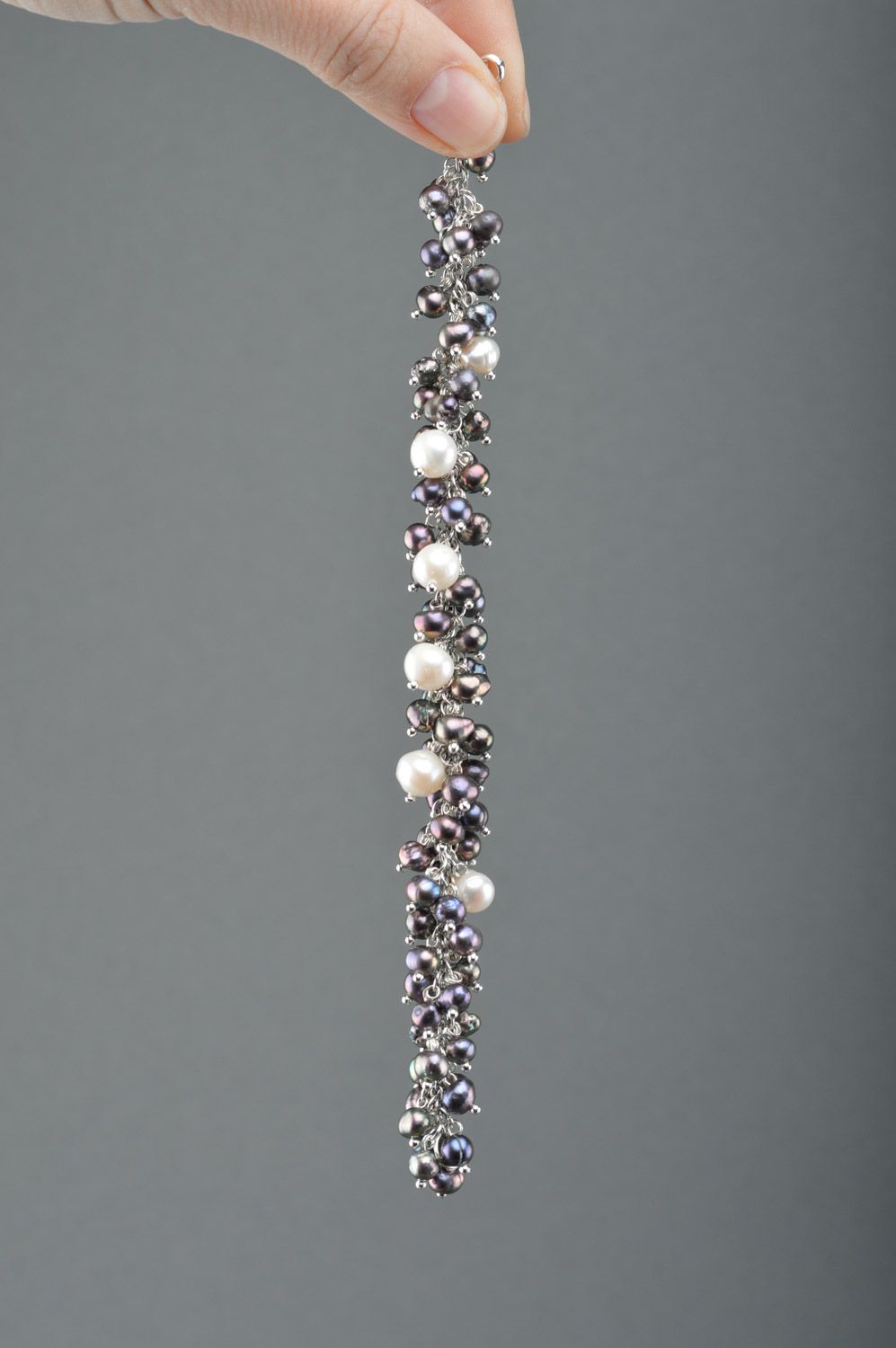 Handgemachtes Armband mit Perlen an der Kette in Weiß und Schwarz künstlerisch foto 1