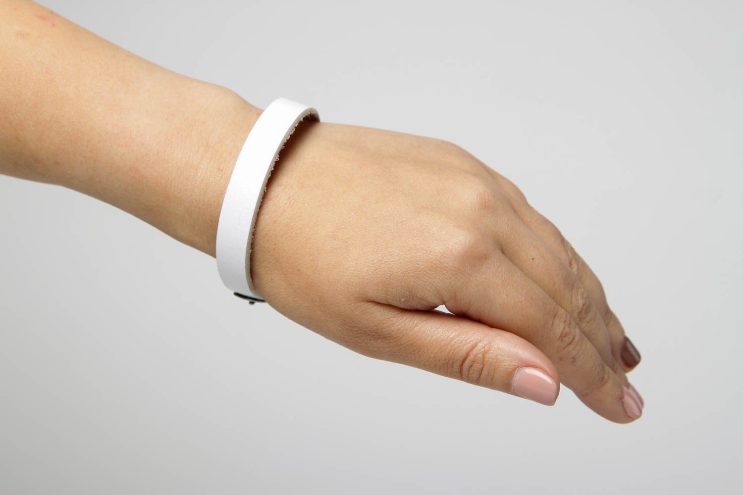 Handmade Armband aus Leder in Weiß Designer Schmuck Accessoire für Frauen  foto 5
