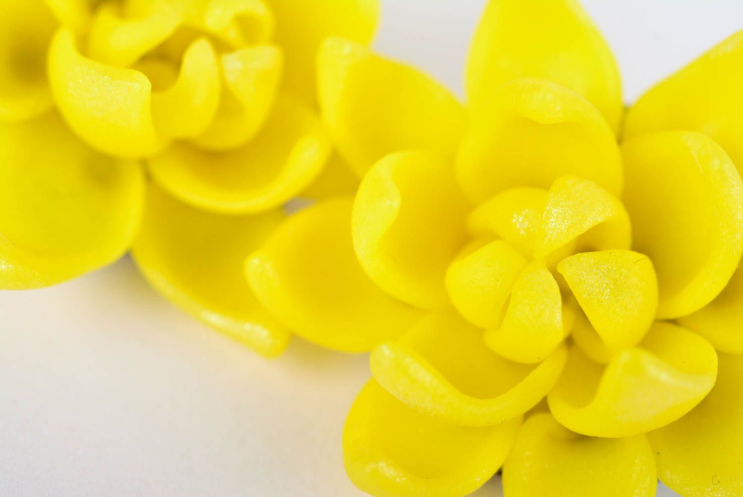 Orecchini belli in argilla polimerica fatti a mano accessorio giallo foto 5