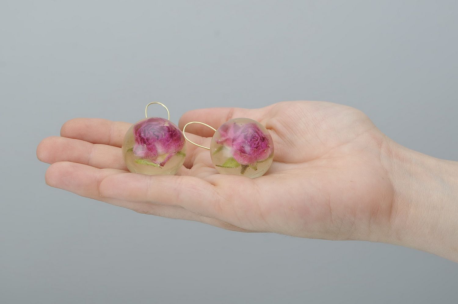 Boucles d'oreilles dorées avec les roses photo 5