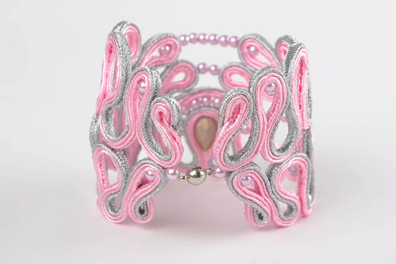Розовый браслет в сутажной технике ручной работы с кристаллами нарядный красивый фото 4