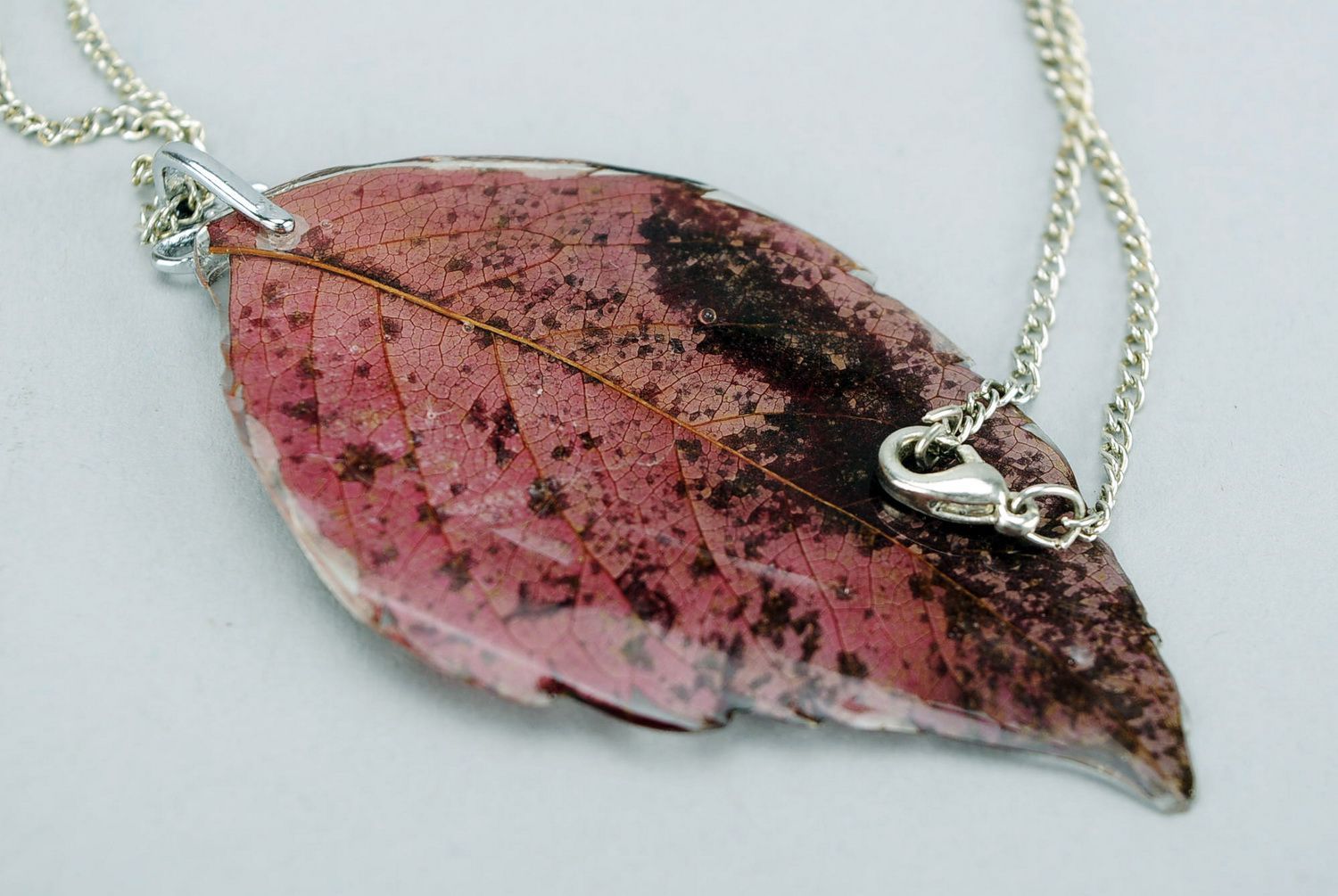 Pendant covered with epoxy Leaf of wild grape and pansies photo 3