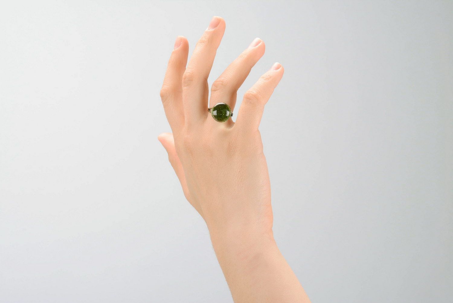 Кольцо со стеклянным элементом зеленое фото 3