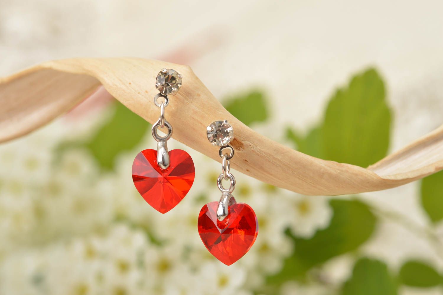Handgemachte Ohrringe mit roten Herzen und silberfarbener Furnitur für Damen foto 1