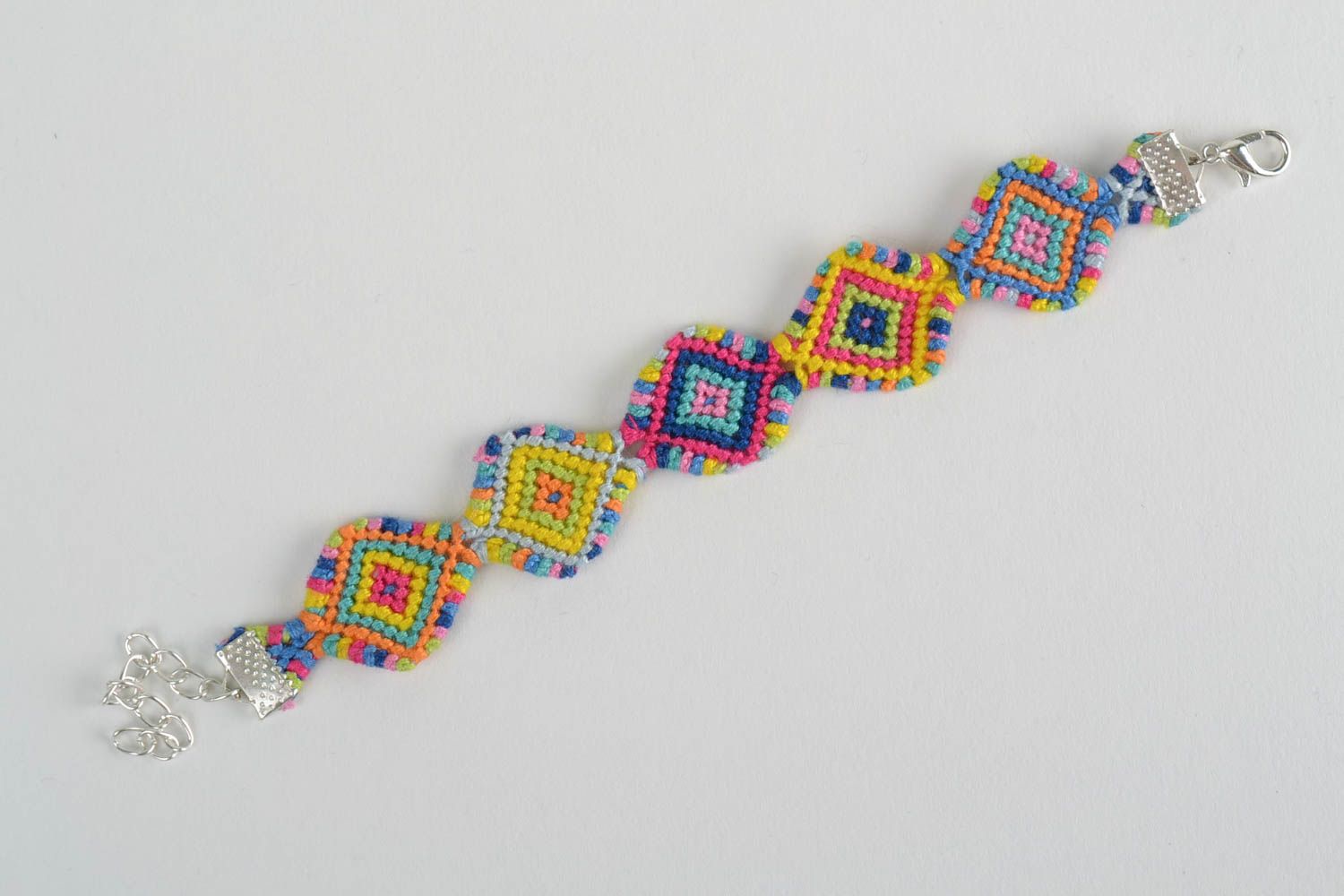 Bracelet multicolore de fils moulinés en macramé fait main original Losanges photo 5