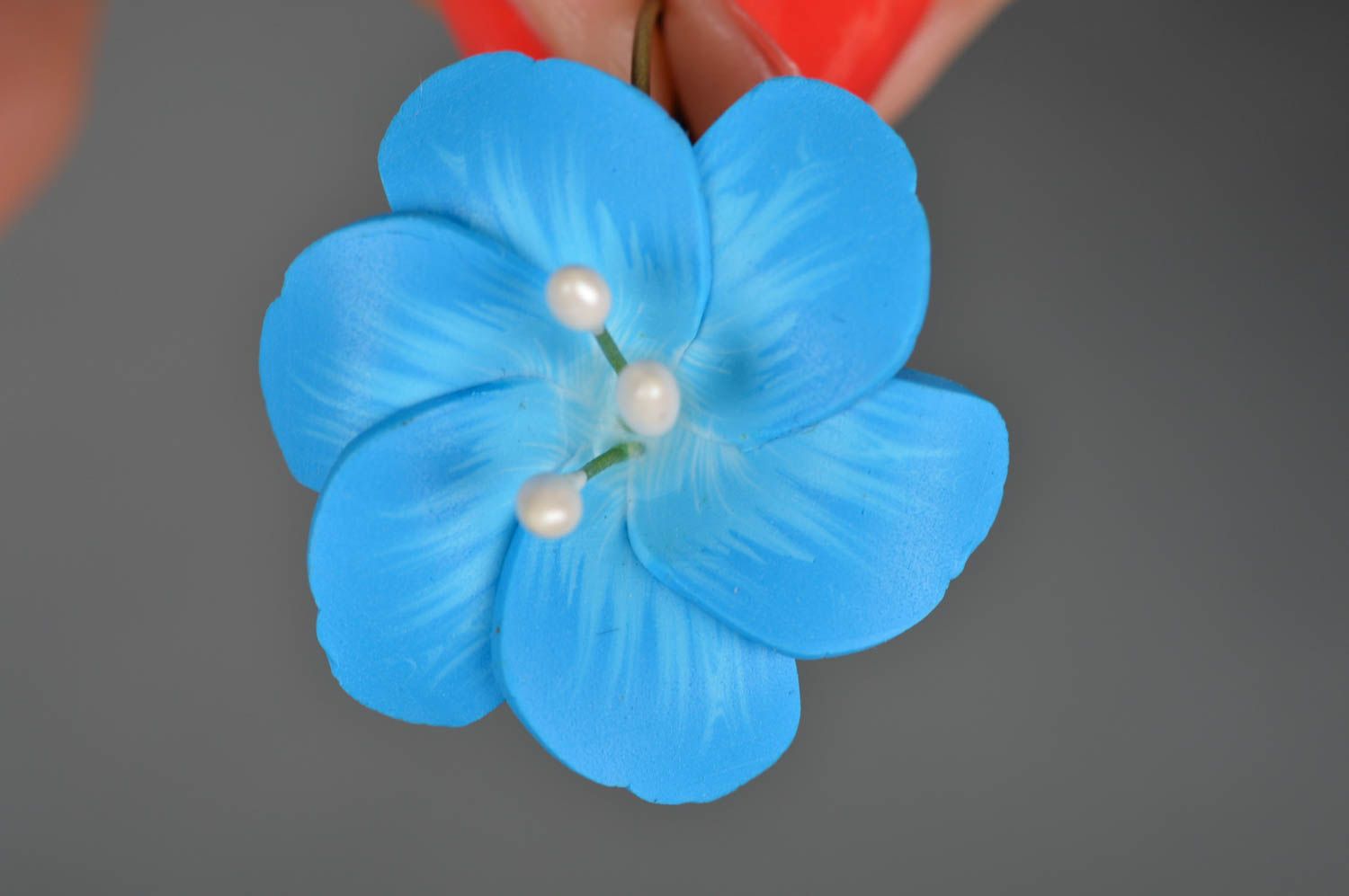 Pendientes artesanales originales con flores de arcilla polimérica de color azul foto 3