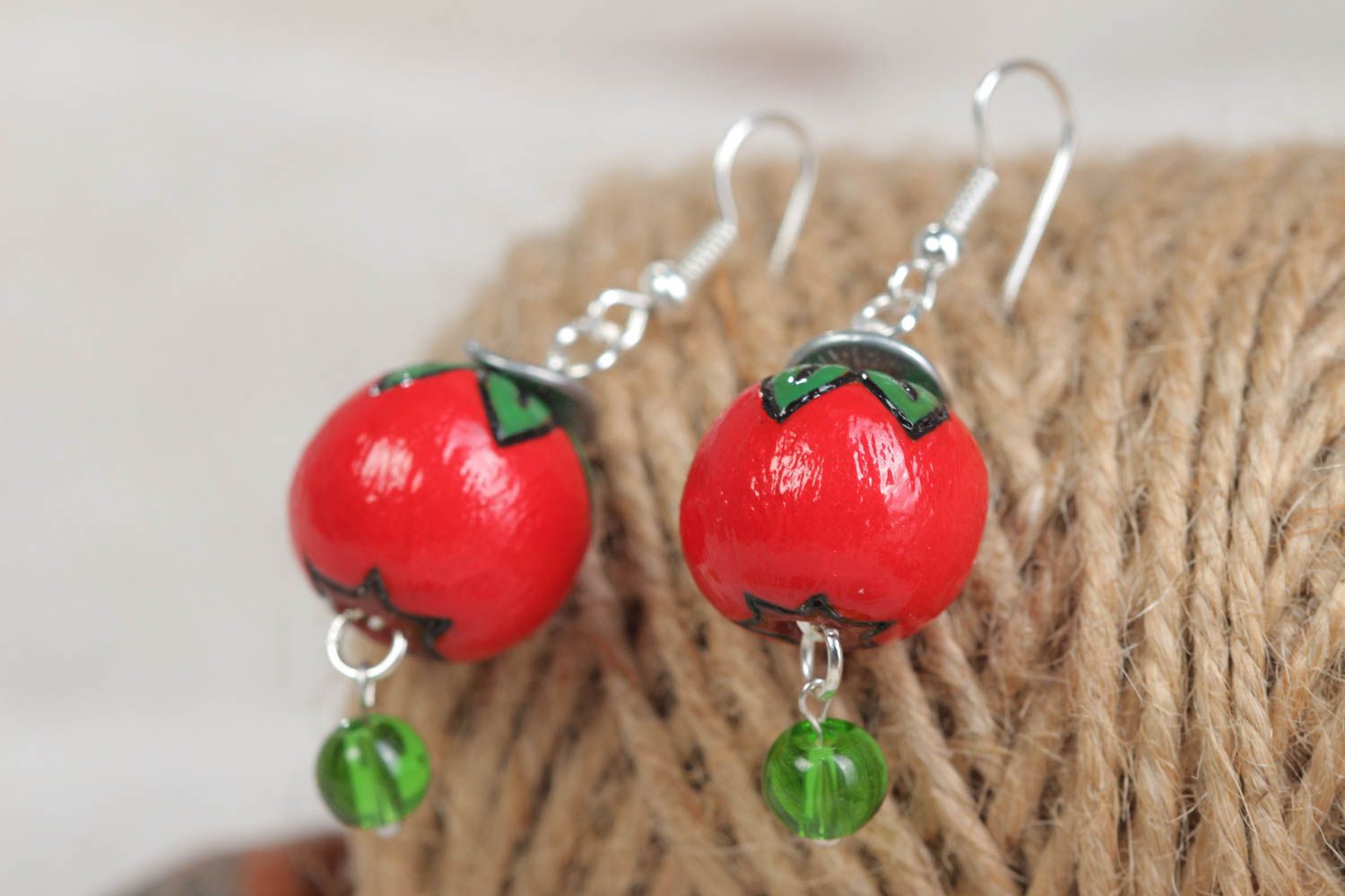 Handgemachte rote Kugeln Ohrringe aus Holz mit grünen Glasperlen für Damen foto 1