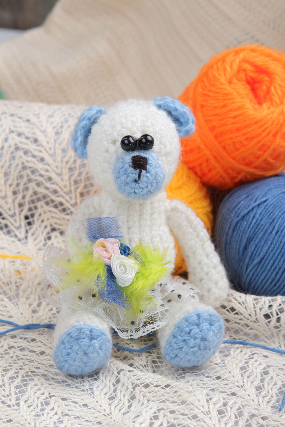 Jouet tricoté Peluche faite main ourson blanc-bleu avec fleurs Cadeau enfant photo 1