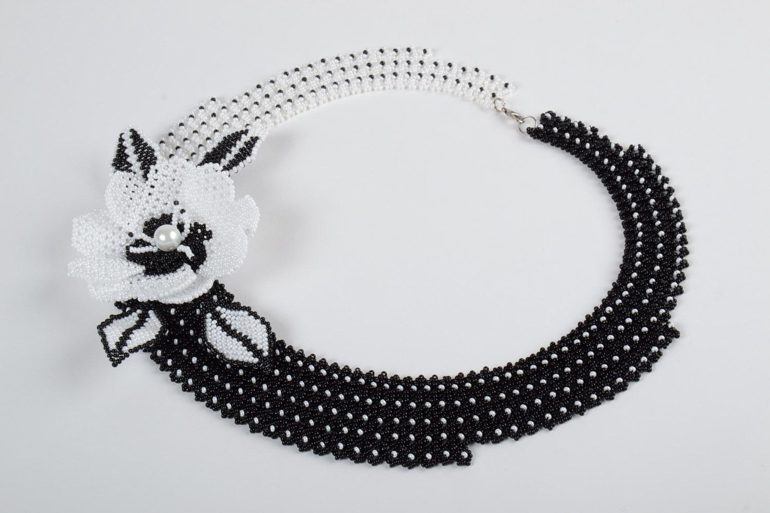 Collier en perles de rocaille tchèques avec grande fleur fait main blanc-noir photo 2