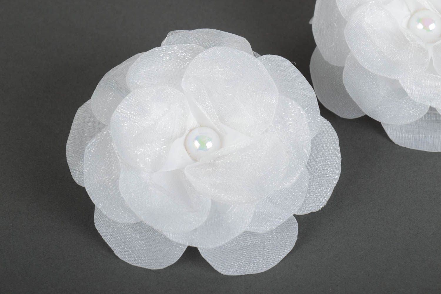 Weiße schmuckvolle Haar Gummis mit Blumen aus Atlasbändern Set 2 Stück handmade foto 3
