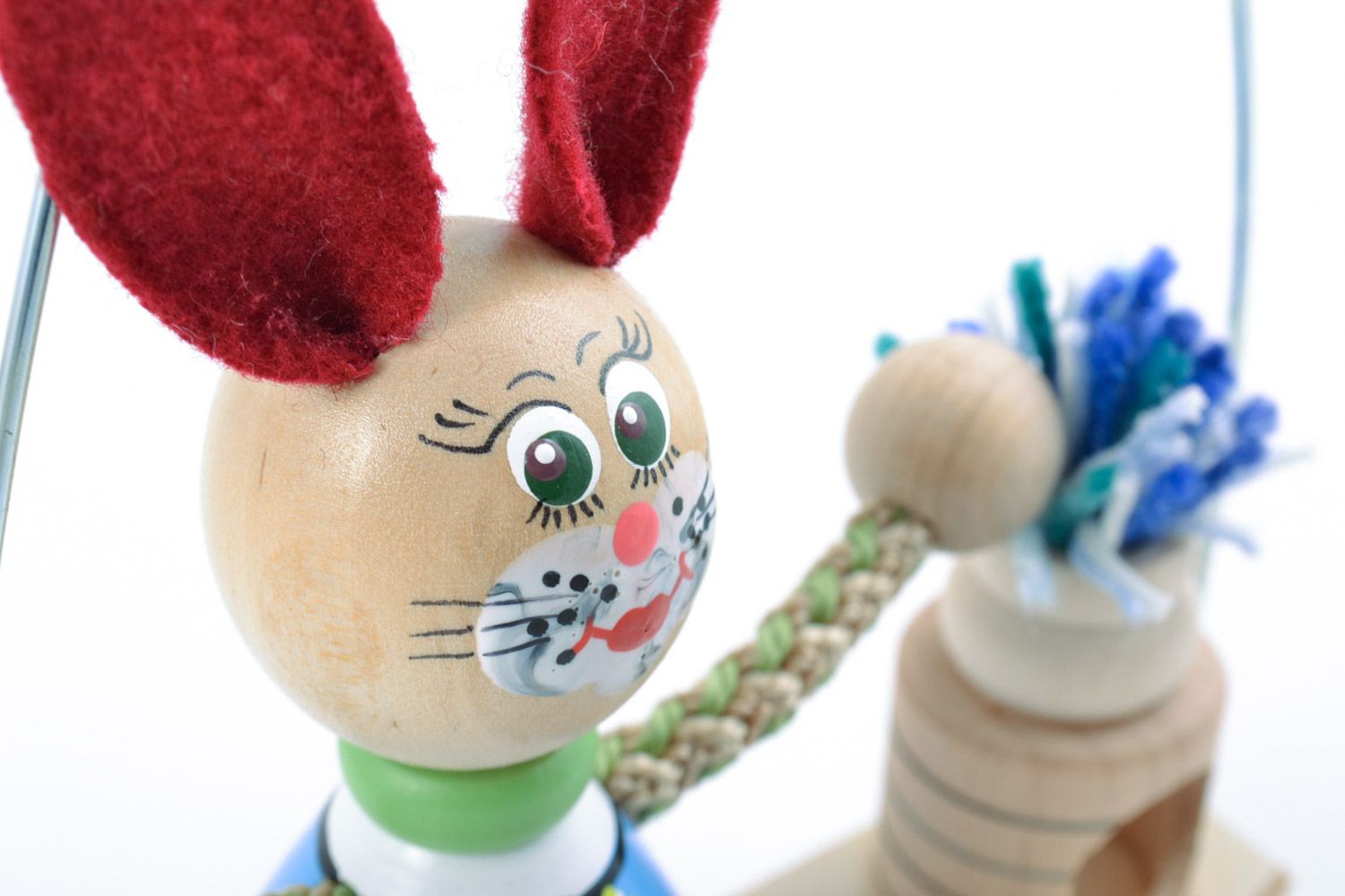 Handgemachtes originelles Designer Holz Spielzeug Hase auf Schaukel für Kinder foto 4